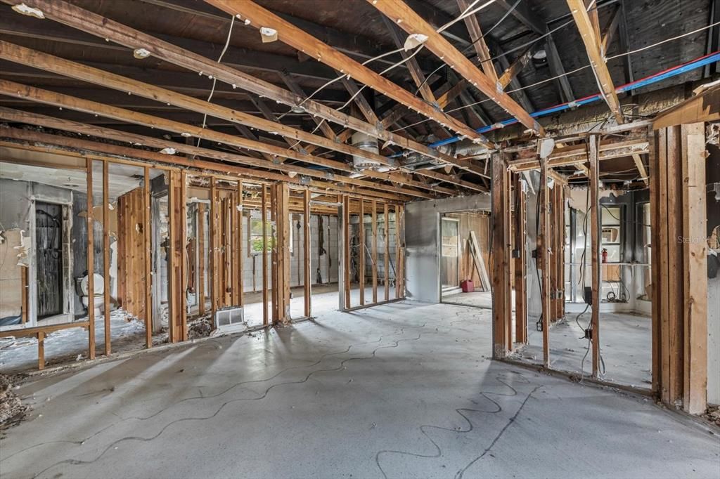 合同活跃: $160,000 (2 贝兹, 2 浴室, 1292 平方英尺)