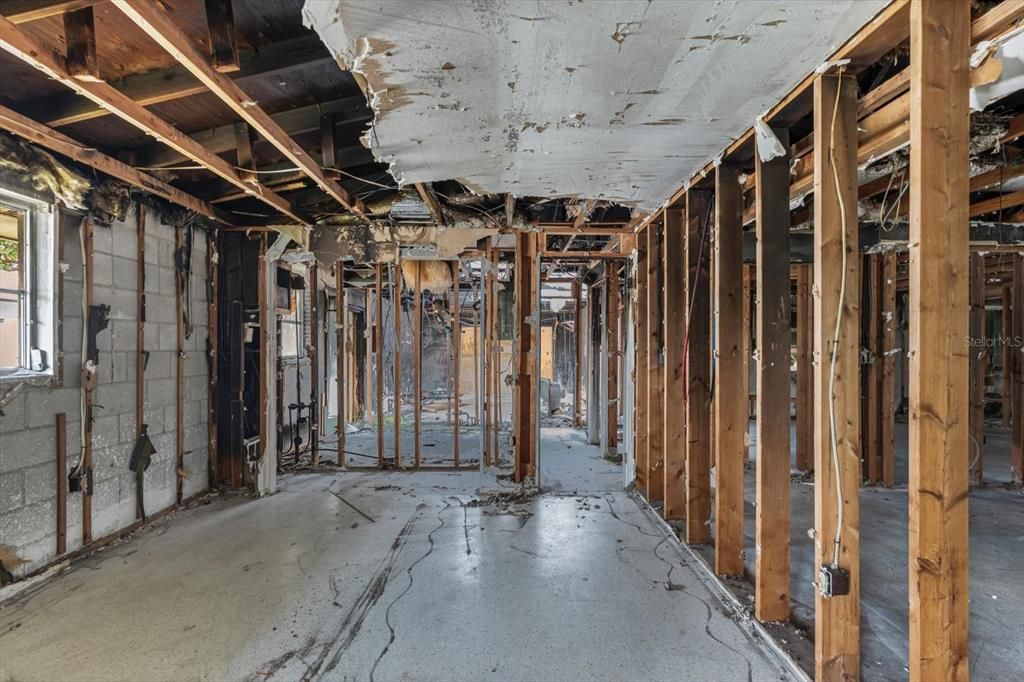 合同活跃: $160,000 (2 贝兹, 2 浴室, 1292 平方英尺)