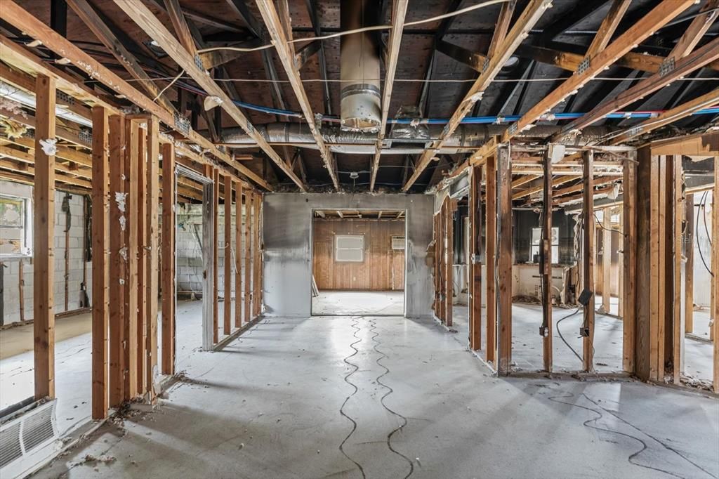 合同活跃: $160,000 (2 贝兹, 2 浴室, 1292 平方英尺)