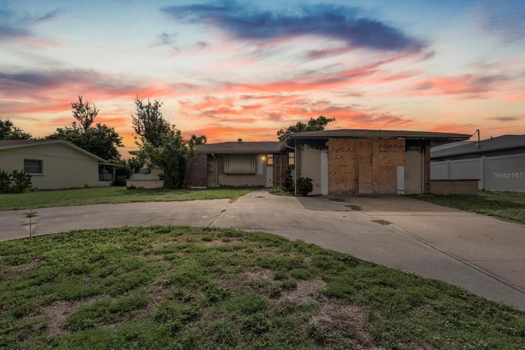 合同活跃: $160,000 (2 贝兹, 2 浴室, 1292 平方英尺)