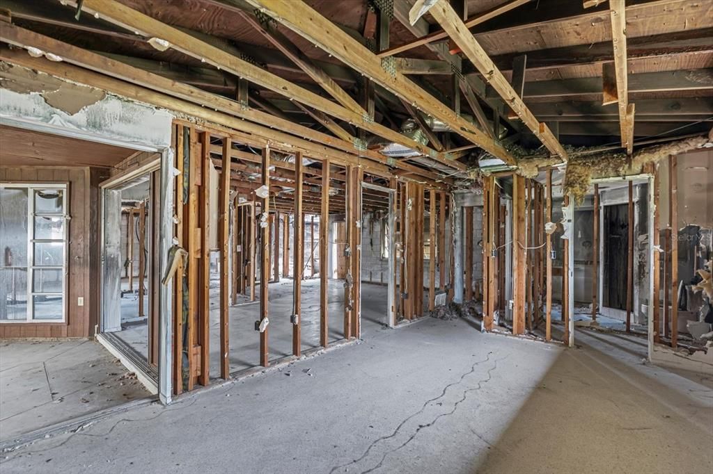 合同活跃: $160,000 (2 贝兹, 2 浴室, 1292 平方英尺)