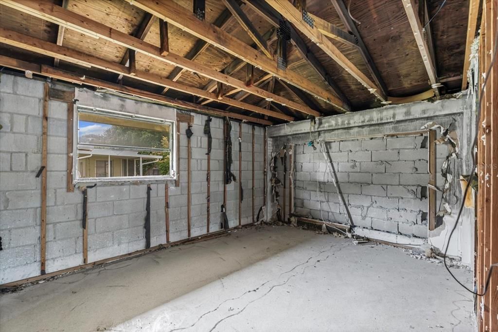 合同活跃: $160,000 (2 贝兹, 2 浴室, 1292 平方英尺)