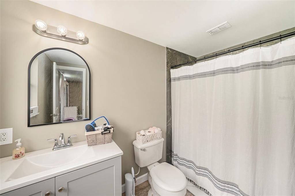 Activo con contrato: $375,000 (3 camas, 2 baños, 1560 Pies cuadrados)