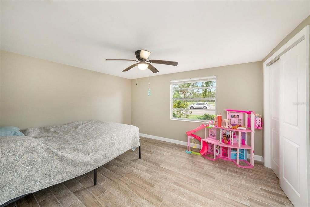 Activo con contrato: $375,000 (3 camas, 2 baños, 1560 Pies cuadrados)