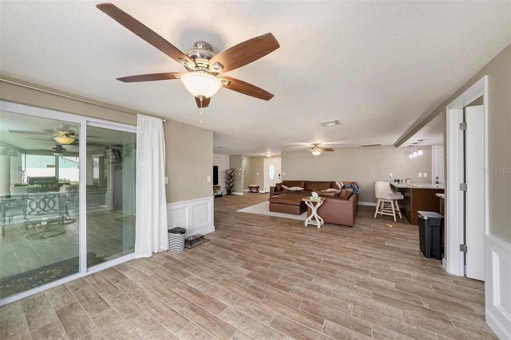 Activo con contrato: $375,000 (3 camas, 2 baños, 1560 Pies cuadrados)