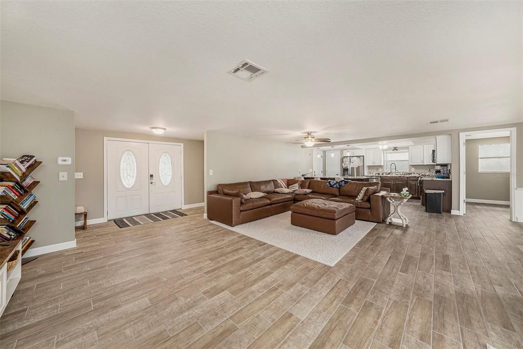 Activo con contrato: $375,000 (3 camas, 2 baños, 1560 Pies cuadrados)