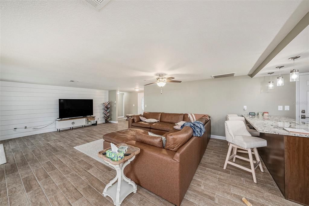 Activo con contrato: $375,000 (3 camas, 2 baños, 1560 Pies cuadrados)