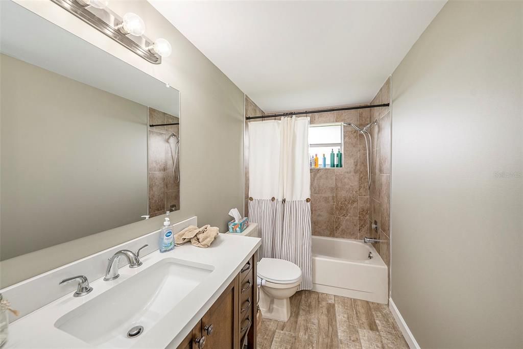 Activo con contrato: $375,000 (3 camas, 2 baños, 1560 Pies cuadrados)