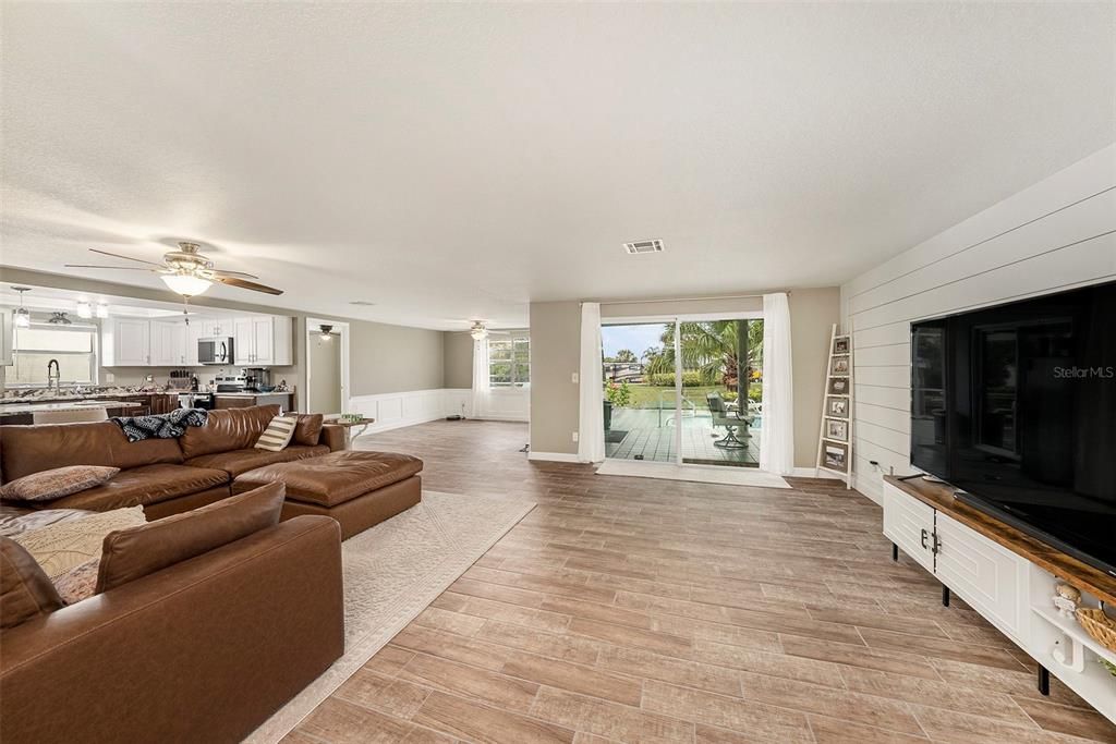 Activo con contrato: $375,000 (3 camas, 2 baños, 1560 Pies cuadrados)