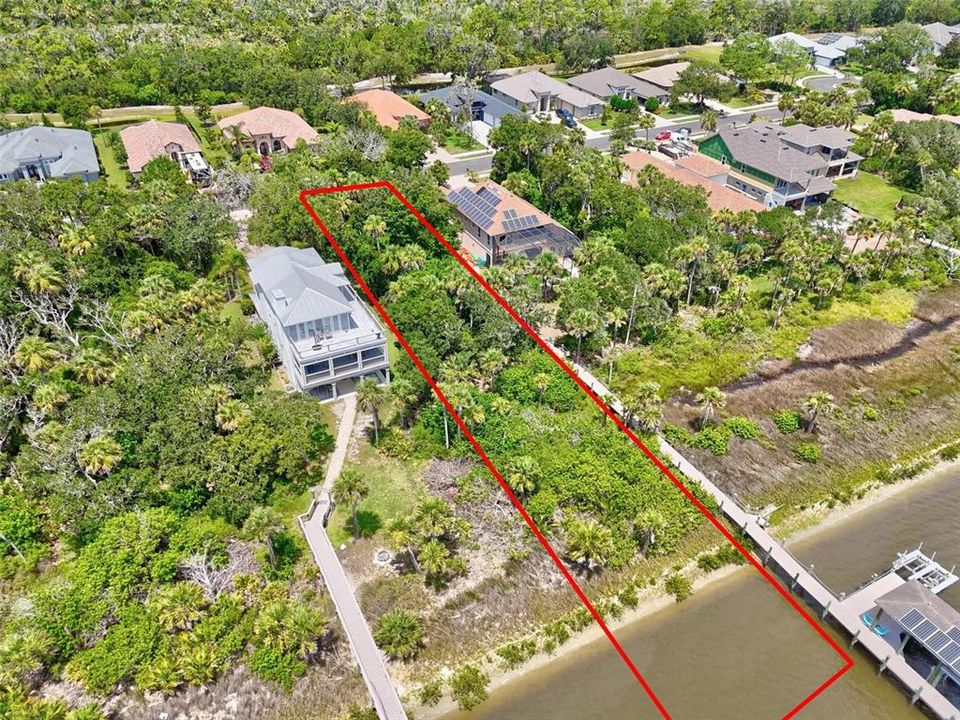 На продажу: $327,000 (0.47 acres)