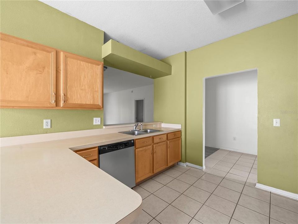 待售: $379,000 (4 贝兹, 2 浴室, 1730 平方英尺)