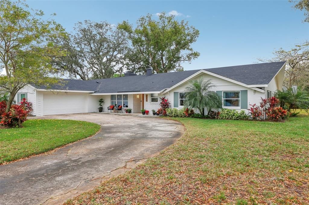 Welcome to 2344 Derbyshire, beautifully updated in the Maitland Community of English Estates