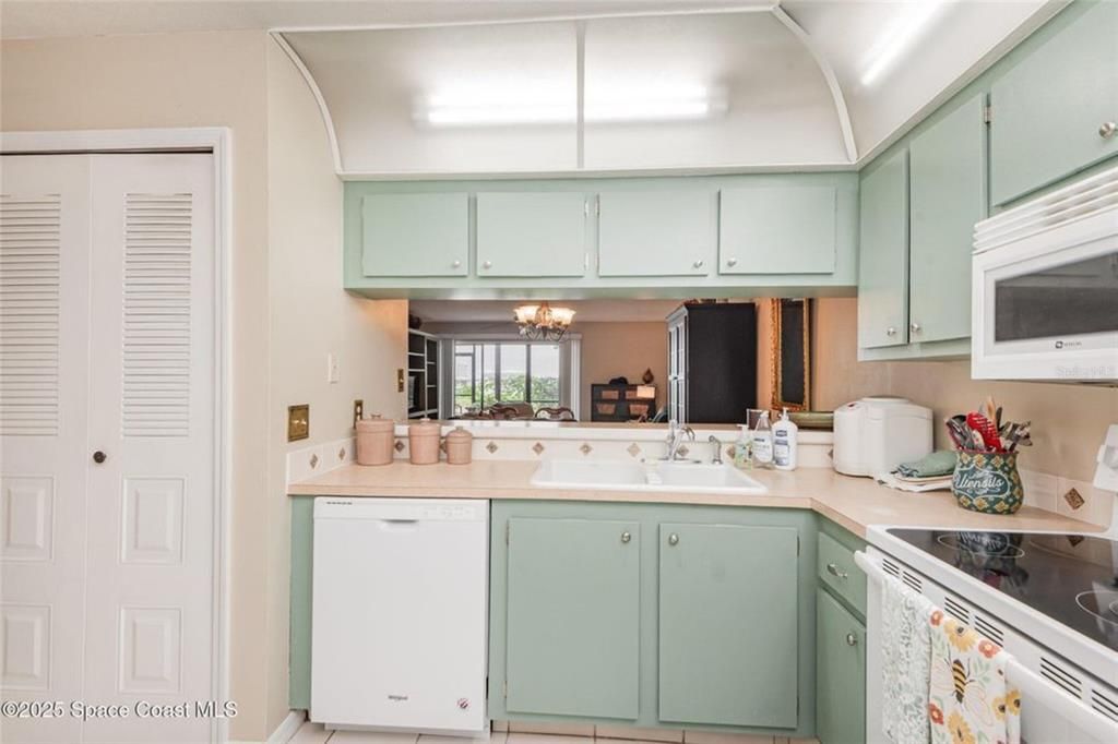 For Sale: $164,000 (2 beds, 2 baths, 1134 Square Feet)