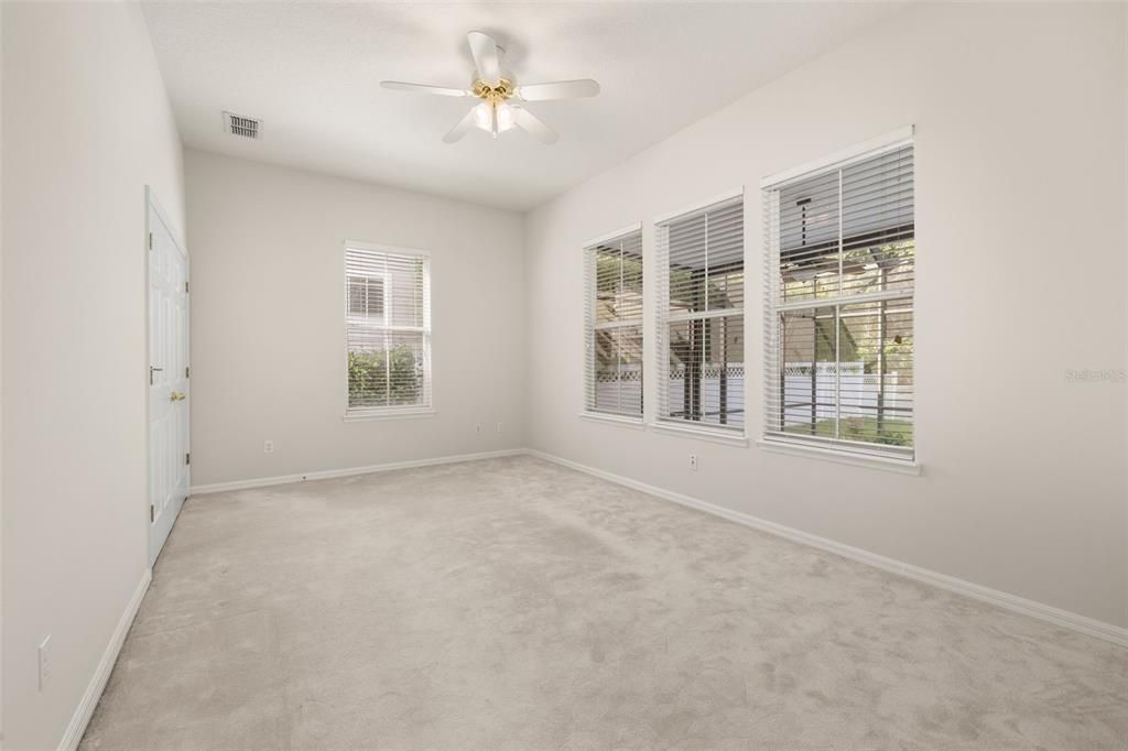 Под контрактом: $849,000 (4 спален, 2 ванн, 2140 Квадратных фут)