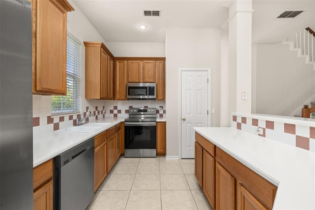 Под контрактом: $849,000 (4 спален, 2 ванн, 2140 Квадратных фут)