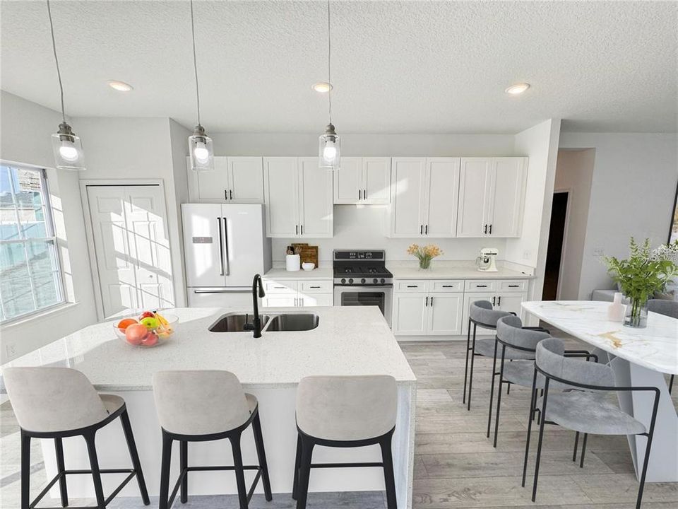 合同活跃: $281,000 (4 贝兹, 2 浴室, 1630 平方英尺)