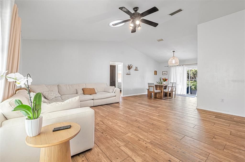 En Venta: $699,000 (3 camas, 2 baños, 1735 Pies cuadrados)