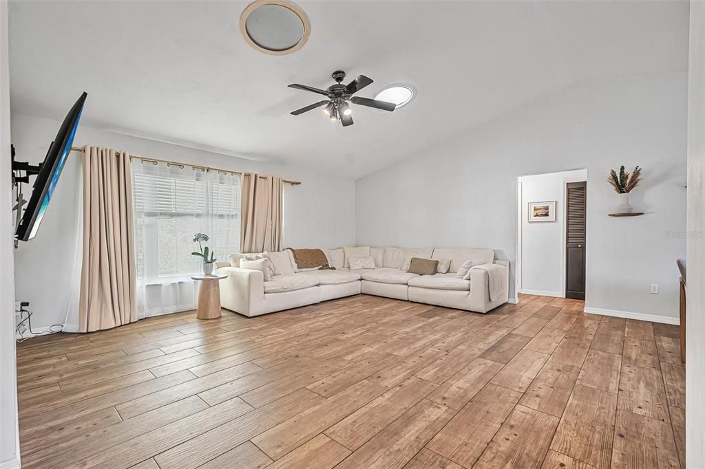 En Venta: $699,000 (3 camas, 2 baños, 1735 Pies cuadrados)