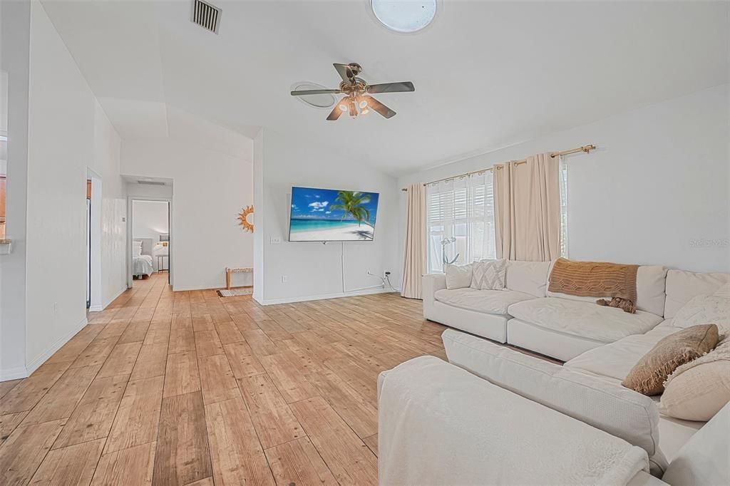 En Venta: $699,000 (3 camas, 2 baños, 1735 Pies cuadrados)