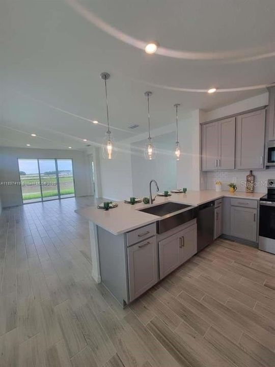 Под контрактом: $2,400 (3 спален, 2 ванн, 1809 Квадратных фут)