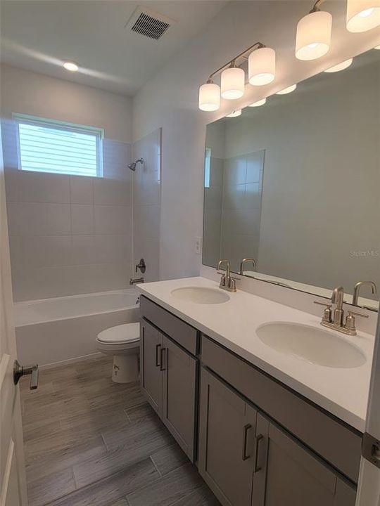 Под контрактом: $2,400 (3 спален, 2 ванн, 1809 Квадратных фут)