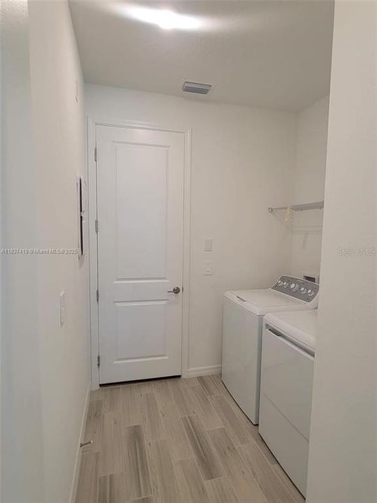 Под контрактом: $2,400 (3 спален, 2 ванн, 1809 Квадратных фут)