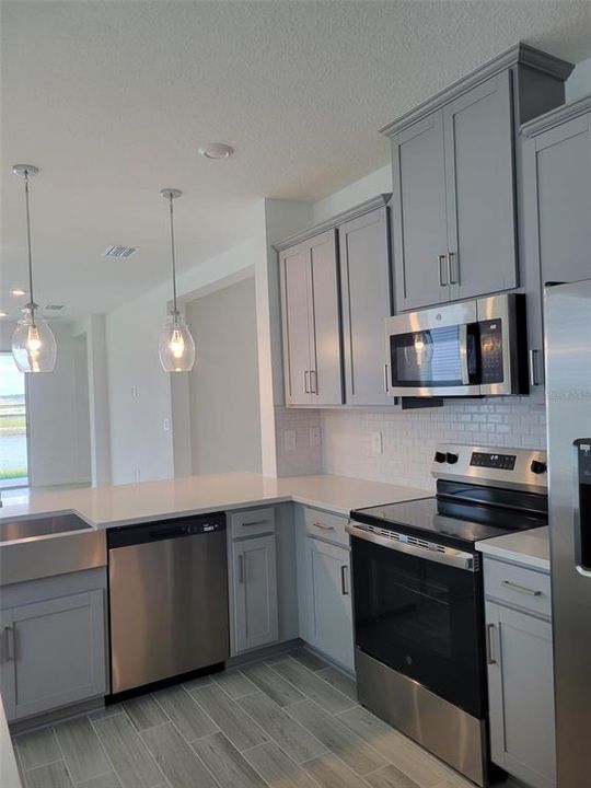 Под контрактом: $2,400 (3 спален, 2 ванн, 1809 Квадратных фут)