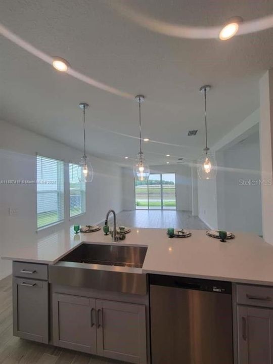 Под контрактом: $2,400 (3 спален, 2 ванн, 1809 Квадратных фут)