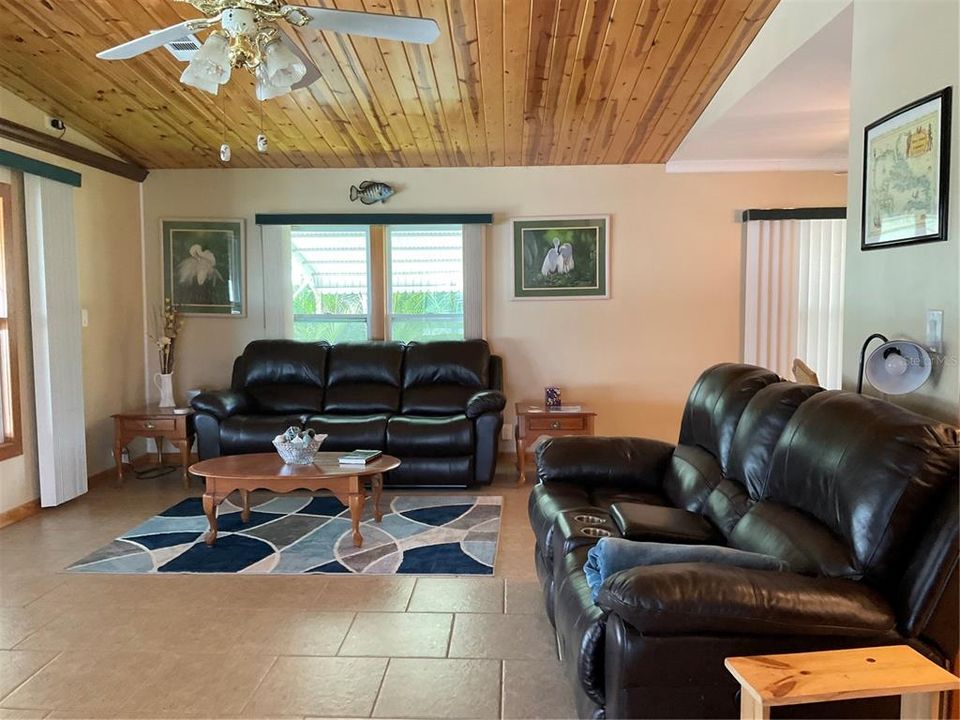 En Venta: $344,000 (2 camas, 2 baños, 1248 Pies cuadrados)