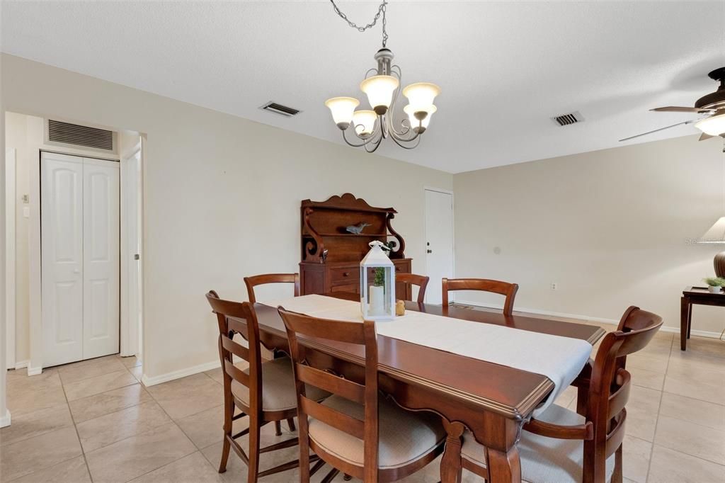 Activo con contrato: $175,000 (2 camas, 2 baños, 1206 Pies cuadrados)