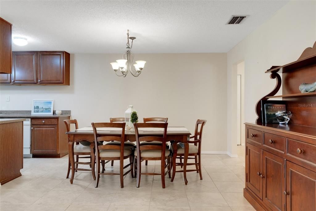 Activo con contrato: $175,000 (2 camas, 2 baños, 1206 Pies cuadrados)