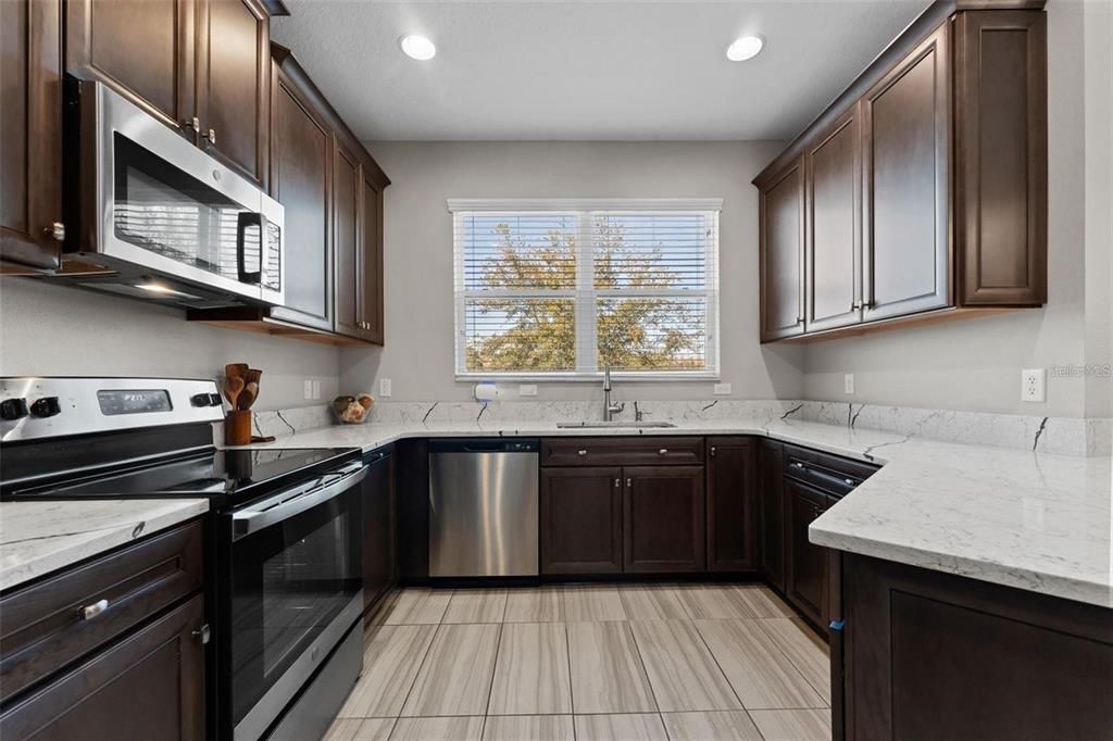 Под контрактом: $2,300 (3 спален, 2 ванн, 1865 Квадратных фут)