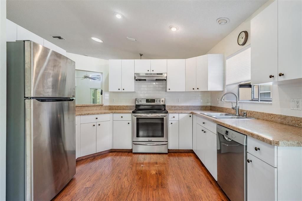 Activo con contrato: $379,900 (3 camas, 2 baños, 1646 Pies cuadrados)