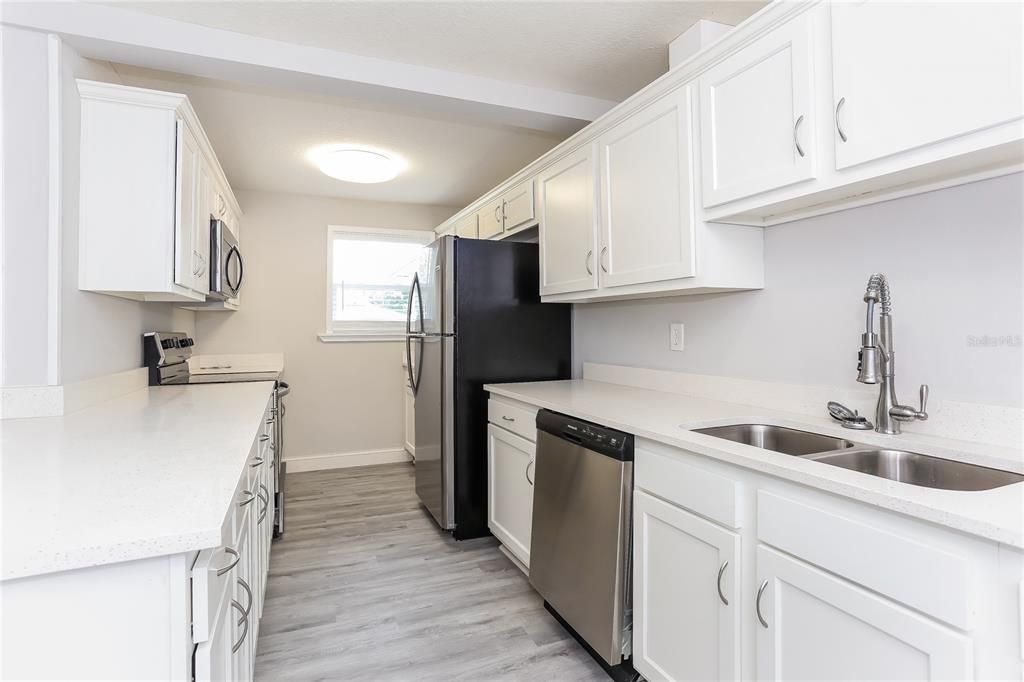 En Venta: $329,900 (4 camas, 2 baños, 2448 Pies cuadrados)