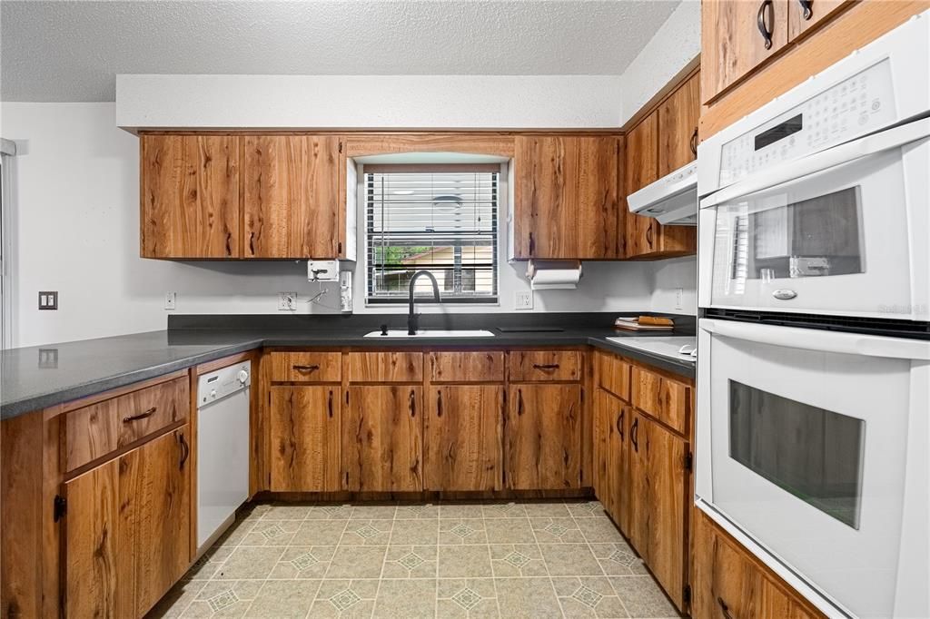 For Sale: $229,900 (2 beds, 2 baths, 1463 Square Feet)