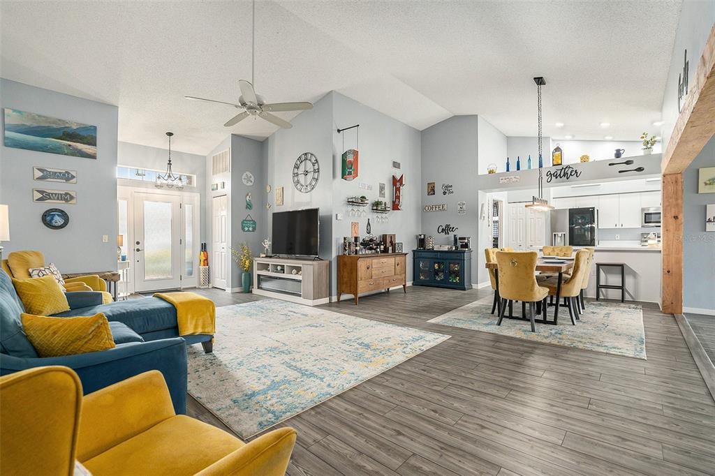 Active With Contract: $248,000 (2 beds, 2 baths, 1552 Square Feet)