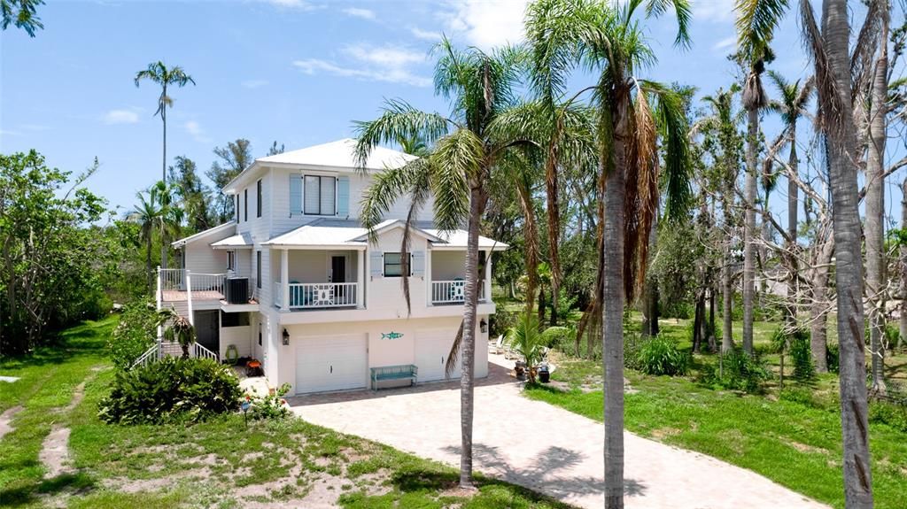 合同活跃: $1,095,000 (4 贝兹, 3 浴室, 2604 平方英尺)