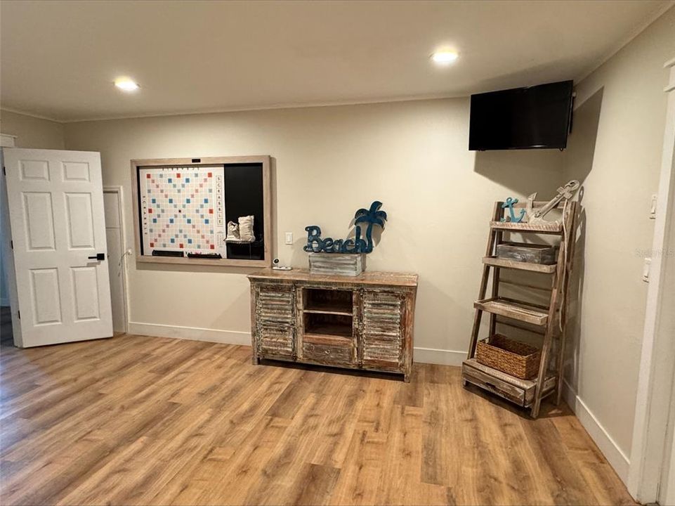 合同活跃: $1,095,000 (4 贝兹, 3 浴室, 2604 平方英尺)