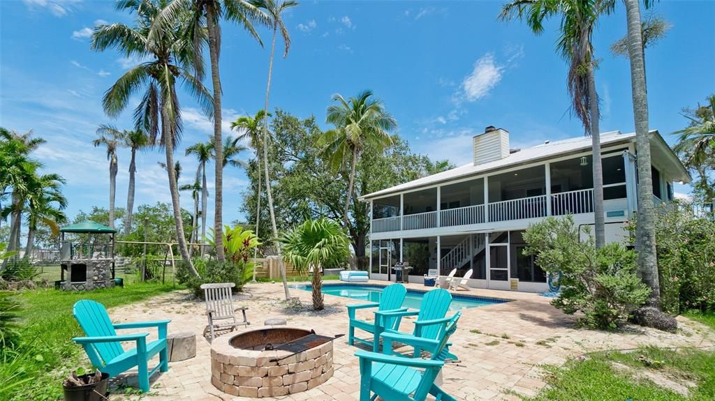 合同活跃: $1,095,000 (4 贝兹, 3 浴室, 2604 平方英尺)