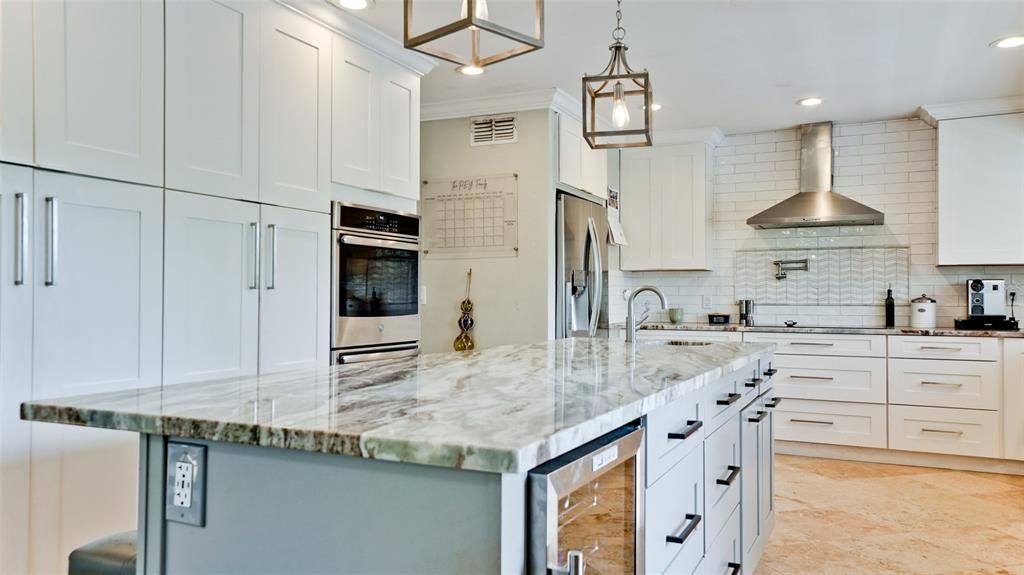 合同活跃: $1,095,000 (4 贝兹, 3 浴室, 2604 平方英尺)