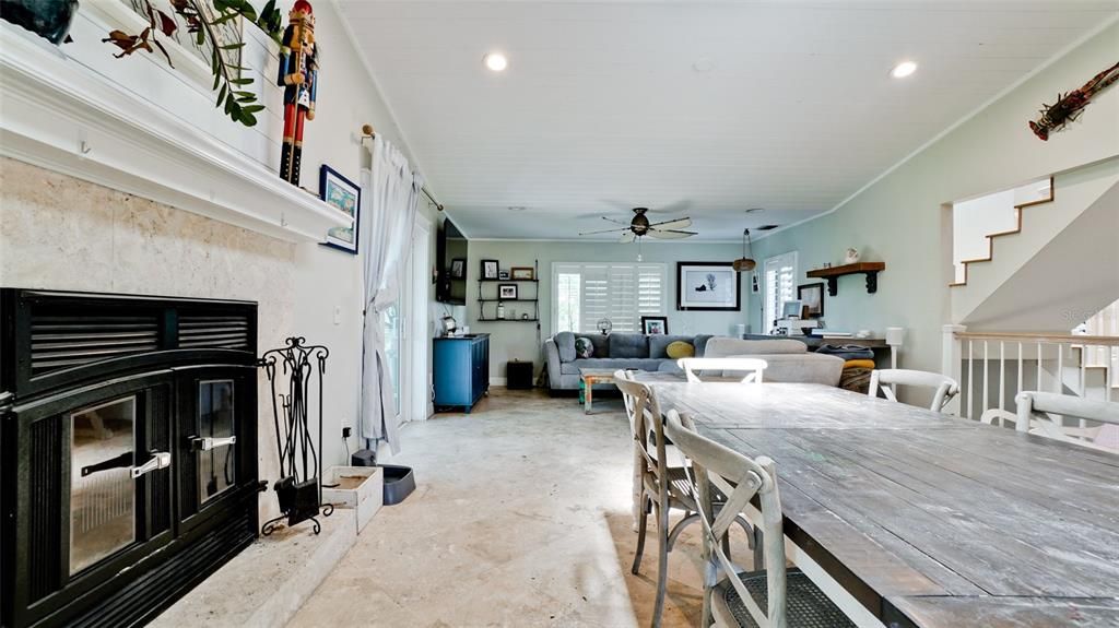 合同活跃: $1,095,000 (4 贝兹, 3 浴室, 2604 平方英尺)