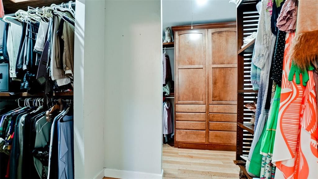 合同活跃: $1,095,000 (4 贝兹, 3 浴室, 2604 平方英尺)