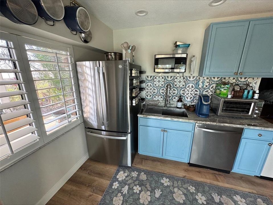 合同活跃: $1,095,000 (4 贝兹, 3 浴室, 2604 平方英尺)