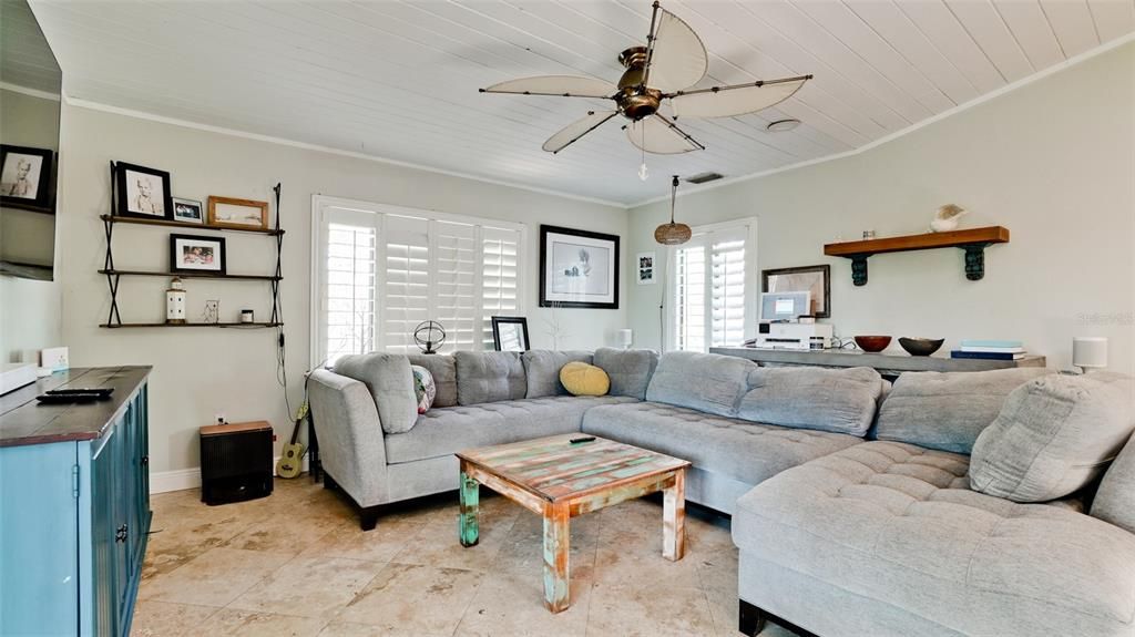 合同活跃: $1,095,000 (4 贝兹, 3 浴室, 2604 平方英尺)