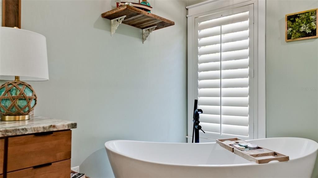 合同活跃: $1,095,000 (4 贝兹, 3 浴室, 2604 平方英尺)