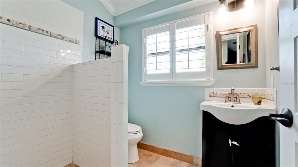 合同活跃: $1,095,000 (4 贝兹, 3 浴室, 2604 平方英尺)