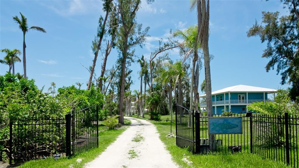 合同活跃: $1,095,000 (4 贝兹, 3 浴室, 2604 平方英尺)