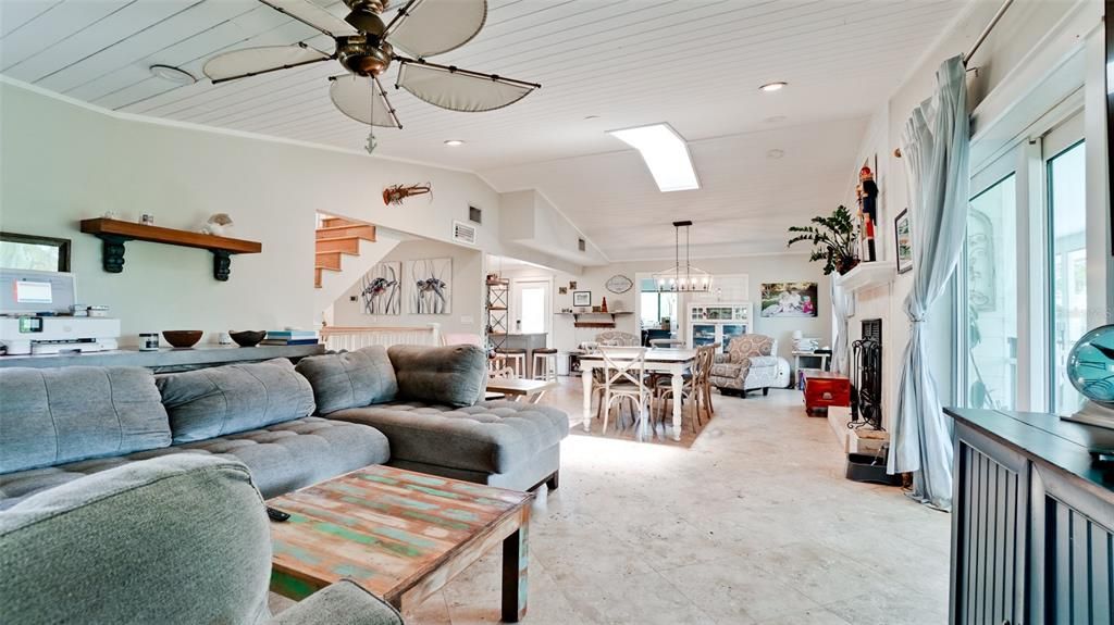 合同活跃: $1,095,000 (4 贝兹, 3 浴室, 2604 平方英尺)