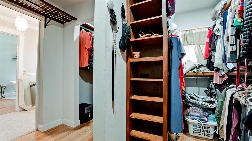 合同活跃: $1,095,000 (4 贝兹, 3 浴室, 2604 平方英尺)