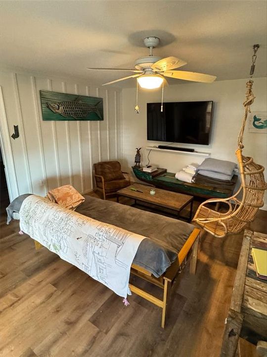 合同活跃: $1,095,000 (4 贝兹, 3 浴室, 2604 平方英尺)